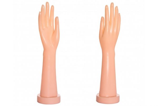 Рука женская под перчатки